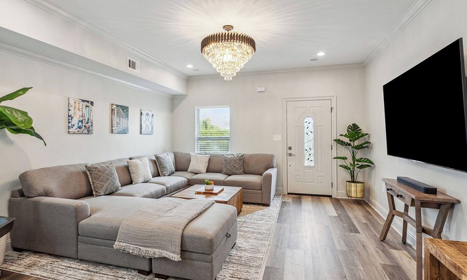 Tulane - Gravier House | Beautiful 5 Bedroom 5 en suite Bath luxury home by the Superdome