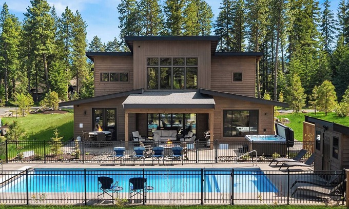 Cle Elum House | Beautiful 6BR Golf Course Home with Private Pool!*Game Room*Hot Tub
