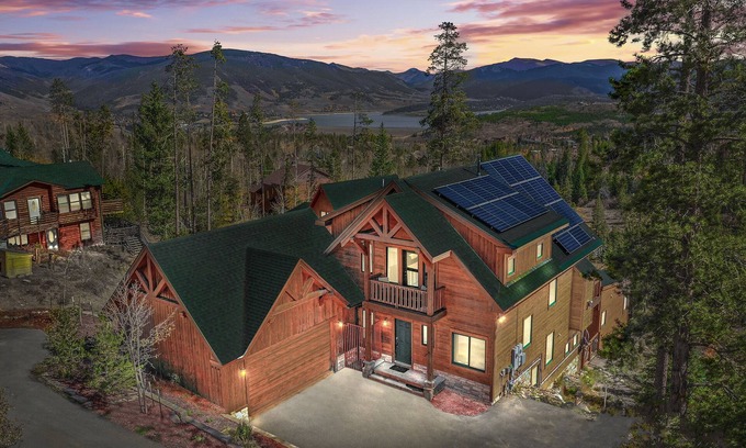 Wildernest House | Beautiful 7 BEDROOM, 3 gathering areas, pool table, hot tub, and huge deck with 360-degree views!