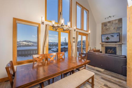 Wildernest House | Beautiful 7 BEDROOM, 3 gathering areas, pool table, hot tub, and huge deck with 360-degree views!