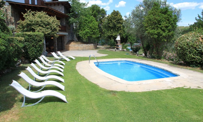Els Gorgs Ski Chalet | Beautiful and big house 30 minutes from Barcelona with pool (pet friendly)