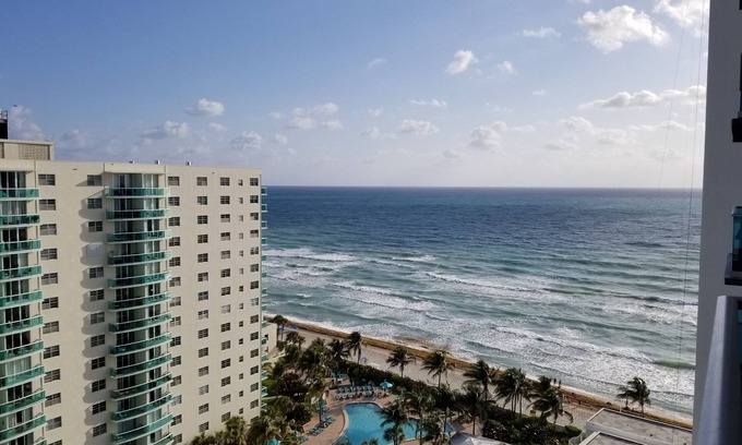 Hollywood South Central Beach Condo | Beautiful and Spacious Ocean-view 2/2 Condo Located on the Beach