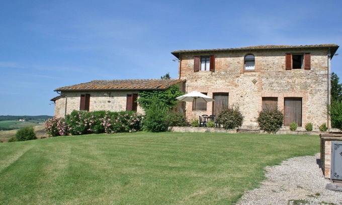 Monteroni d'Arbia Apartment | Beautiful apartment for 4 people with WIFI, pool, patio and panoramic view, close to Siena