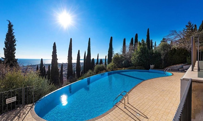 Pulciano Apartment | Beautiful apartment with loggia, fantastic view of Lake Garda, infinity pool, garden