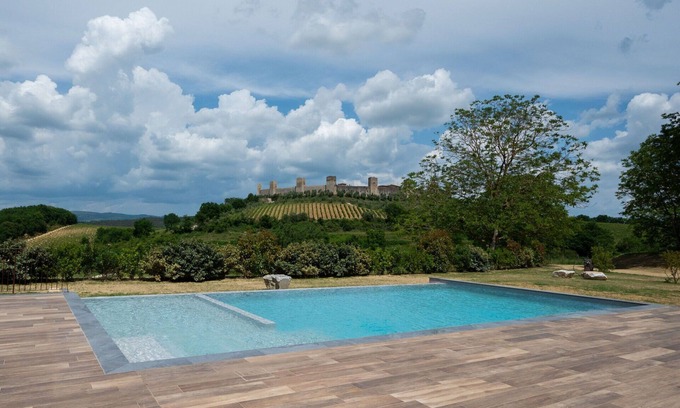 Monteriggioni Apartment | Beautiful apartment for 2 people with A/C, WIFI, pool, TV and pets allowed, close to Siena