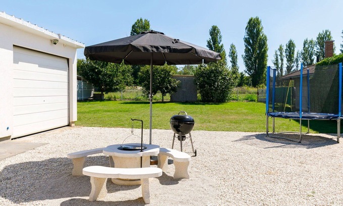 Balatonszarszo Apartment | Beautiful apartment for 5 people with WIFI, A/C, TV and balcony