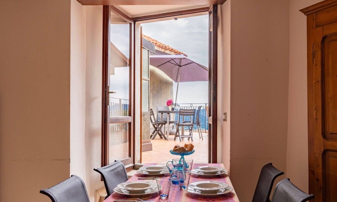 Maccagno Apartment | Beautiful apartment for 5 guests with TV, terrace and pets allowed