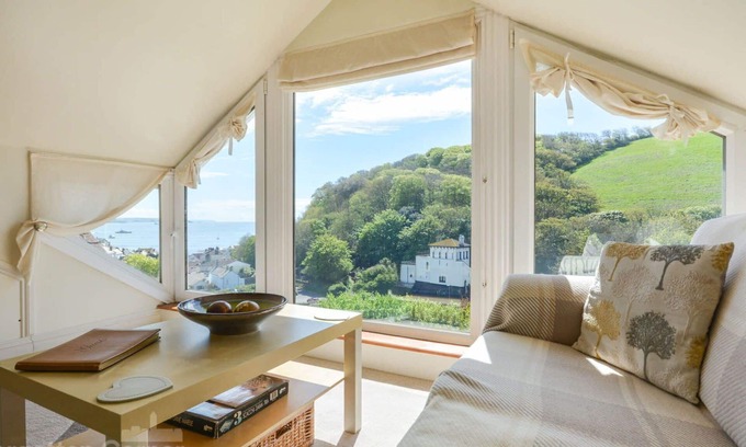 Cawsand Apartment | Beautiful apartment for 2 people with WIFI and parking