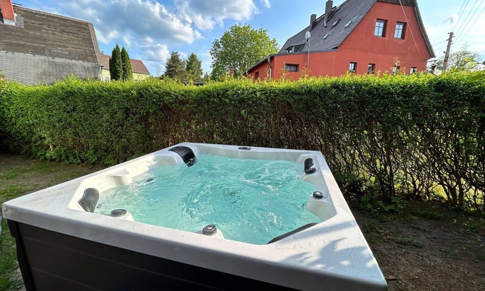 Grossschoenau Apartment | Beautiful apartment for 6 people with WIFI, hot tub, TV, patio and pets allowed