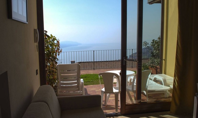 Gardola Apartment | Beautiful apartment with terrace and fantastic lake view