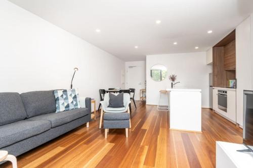 Turner Apartment | Beautiful Art Apartment near Tram and Shops! - Hosted by CanStay