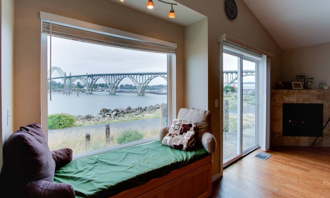 Newport House | Beautiful Bayfront Townhouse with Amazing Bridge Views, Next to the State Park