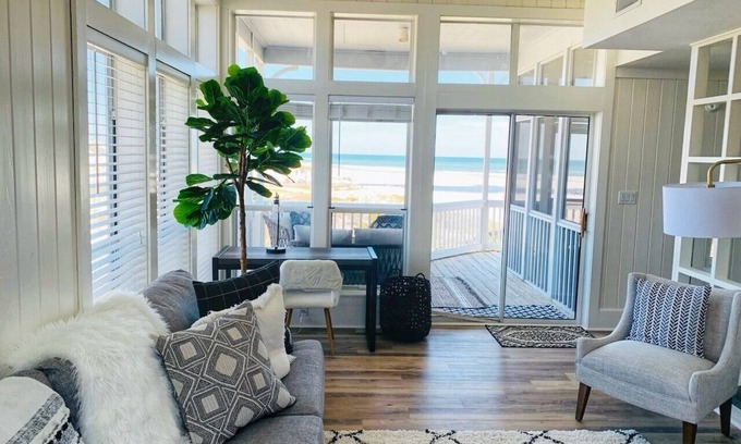 Gulf Trace House | Beautiful Beachfront 4 Bedroom Home