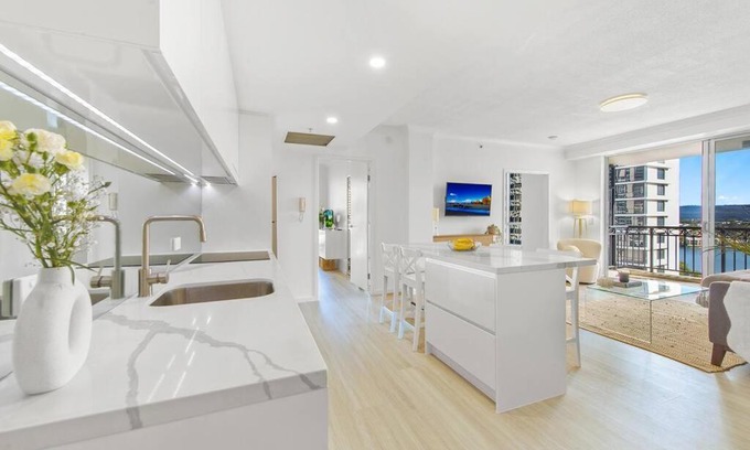 Surfers Paradise Apartment | Beautiful-Bright-Modern 2 Bedroom Unit With Water Views