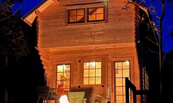 Warkworth Cabin | Beautiful Bunkie with pool on 5 acres