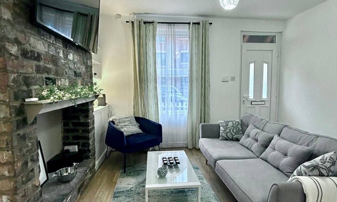 Chorlton-cum-Hardy Cottage | Beautiful Cottage on the Green