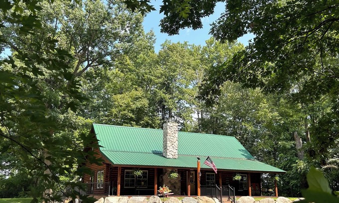 Decker House | Beautiful Cabin located in the “heart of thumb” wifi