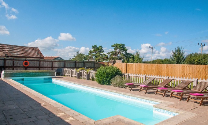 Upton Cheyney House | Beautiful cabin near Bath with heated swimming pool sleeps up to 17 people