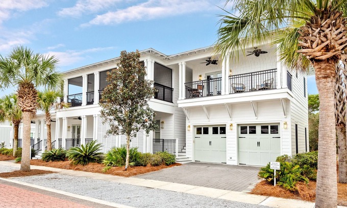 Alys Beach House | BEAUTIFUL Carriage House in Seacrest, Sleeps 4! HUGE POOL & FREE TRAM SERVICE!