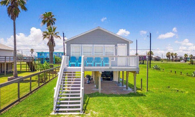 Surfside Beach House | Beautiful coastal home recently renovated and ready for travelers