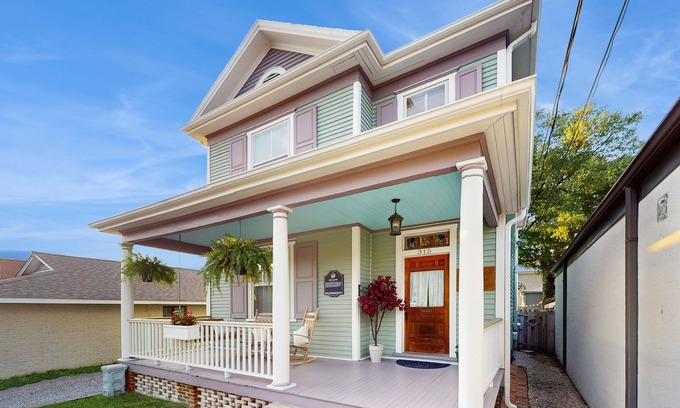 River District House | Beautiful coastal home with private back yard and close to downtown attractions