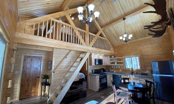 Wasilla Cabin | Beautiful Comfy Alaskan Log Home 2