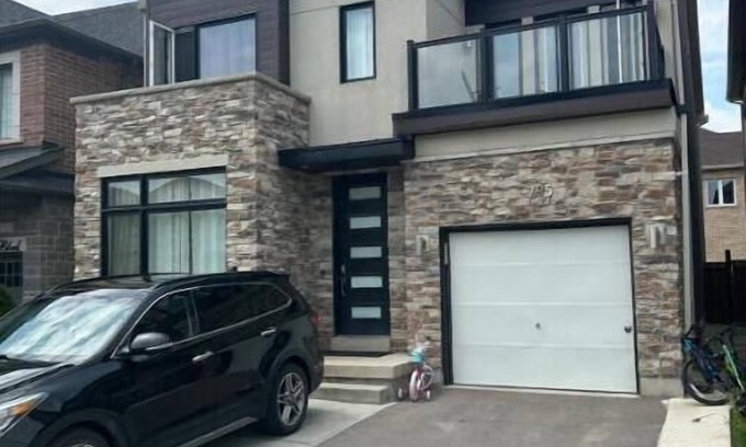 Oakville House | Beautiful Contemporary 4 bed Oakville House!
