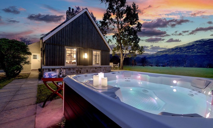 Lochearnhead Cottage | Beautiful Converted Cottage with Stunning Loch and Mountain views