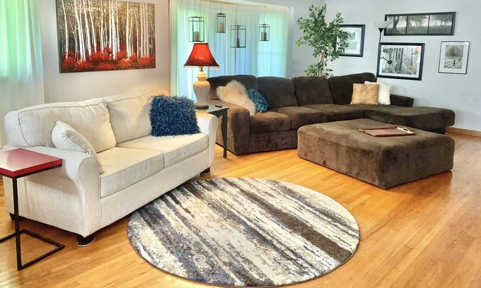 Springfield Cottage | Beautiful Cottage..near Bass Pro\Mercy... Sleeps up to 10 with 4 queen beds