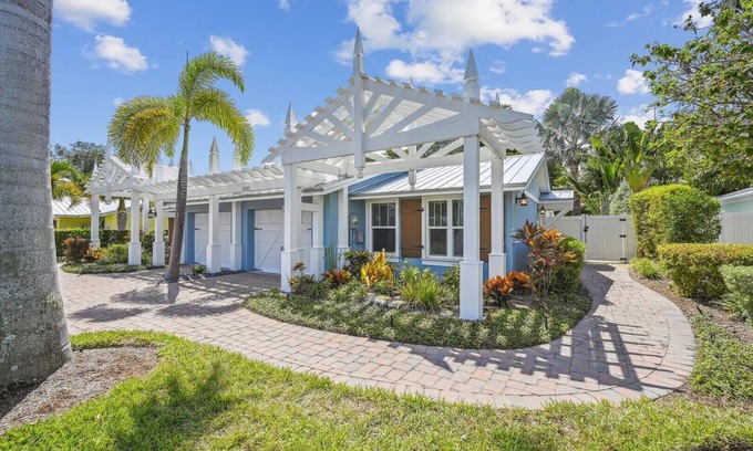 Holmes Beach Cottage | Beautiful cottage just around the corner from the beach with Private Pool!