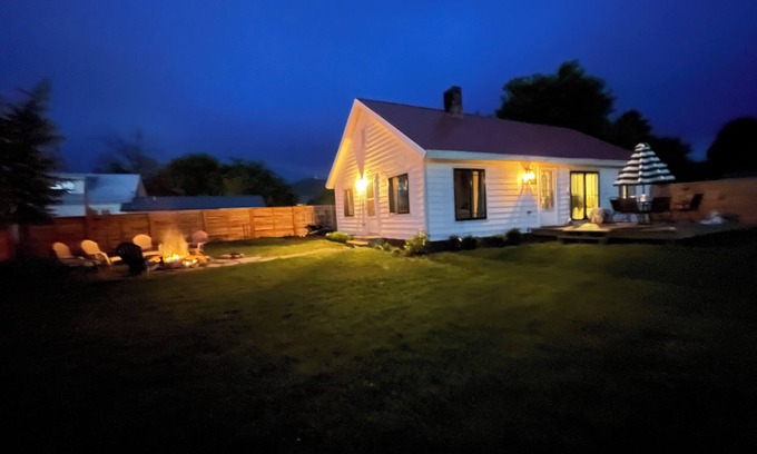Missoula House | Beautiful Cottage with private fenced yard and fire pit!