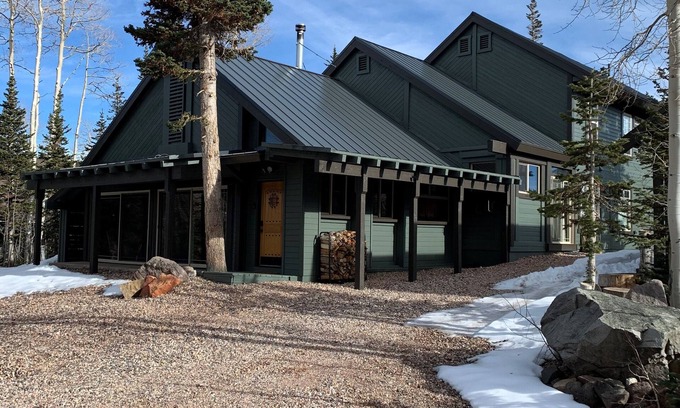 Brian Head Cabin | Beautiful Cozy Cabin with Mountain & Ski Slope Views