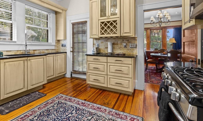 Duckpond Apartment | Beautiful Downtown 2 BR Home w/Yard
