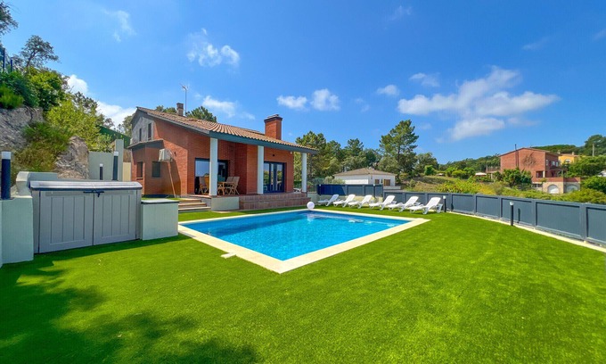 Macanet de la Selva Villa | BEAUTIFUL VILLA FOR 14 PEOPLE, WIFI, SALT WATER POOL, BBQ, AIR CONDITIONING