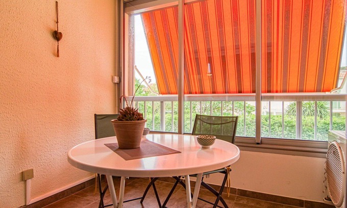 Le Brusc Apartment | Beautiful apartment for 3 people with A/C, TV, terrace and pets allowed