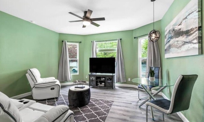 Erie Apartment | Beautiful fully remodeled 1 bd apt w King size bdn
