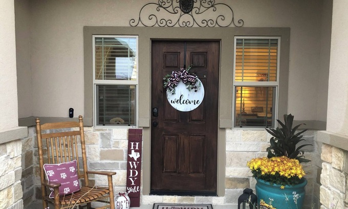 College Station House | Beautiful Furnished 3BDRM/3.5BA Townhouse in the heart of Aggieland!