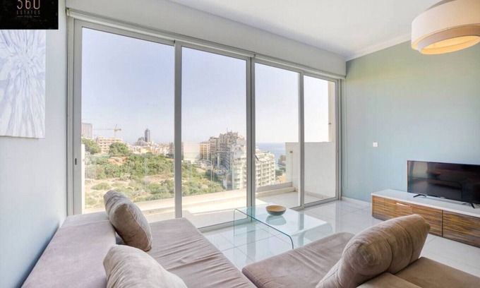 Il-Balluta Apartment | Beautiful Hill APT, with Balcony, Seaviews & WIFI