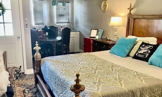 Boerne Cabin | Beautiful Hill Country Cabin with a kitchenette - close to Boerne and Bulverde