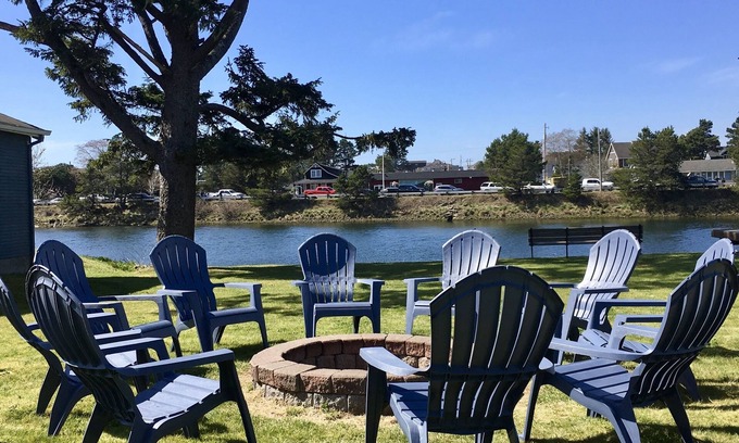 Seaside House | Beautiful Historic 5 Star Home On The River's Edge In Seaside. Walk to Downtown.