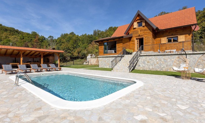 Gospic House | Beautiful home in Barlete with WiFi