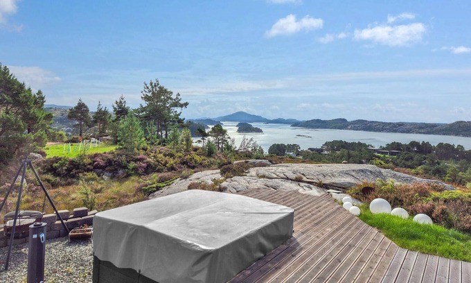 Fitjar House | Beautiful home in Fitjar with house sea view