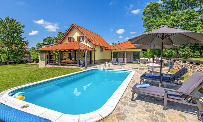 Lovinac House | Beautiful home in Lovinac with sauna