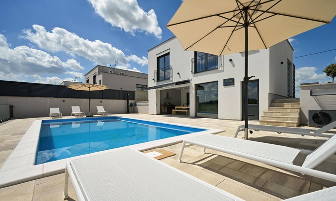 Veliko Trojstvo House | Beautiful home in Maglenca with sauna