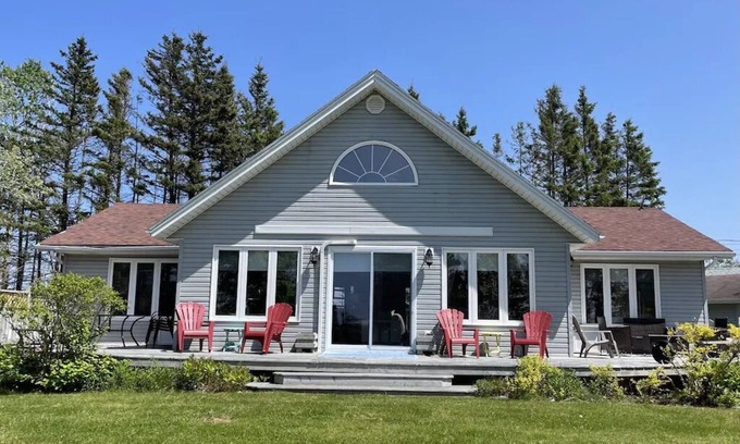 York House | Beautiful House Located by a Golf Course and 5 Mins From National Park Beachn