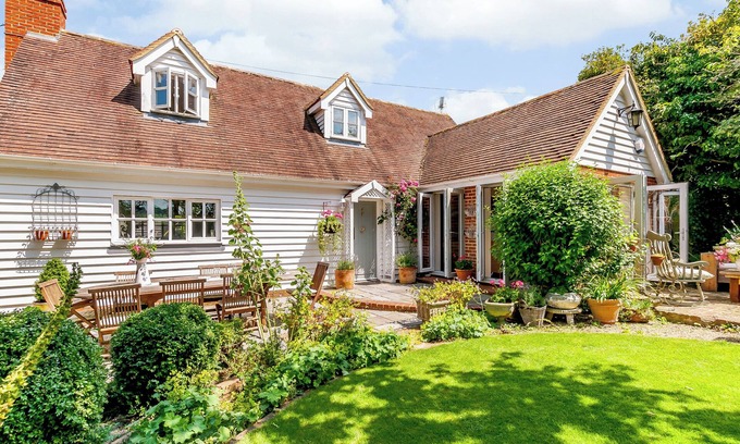 Faversham Cottage | Beautiful house, peaceful surrounding yet close to towns and beaches.