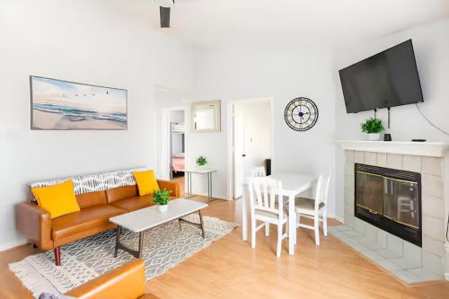 Holiday Beach House | Beautiful House Sleeps 12 - Hot Tub - Breakfast - Walk to Beach