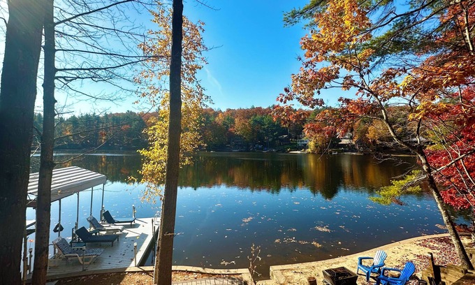 East Wakefield House | Beautiful Lake House on Belleau 100 ft of Waterfront! Kayaks, Jacuzzi 3100 sqft!