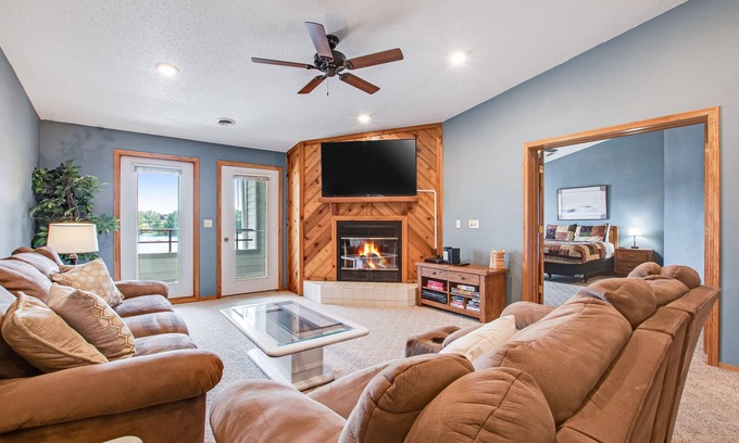 Lake Delton Condo | Beautiful lakefront home w/free WiFi, full kitchen, shared pool & hot tub