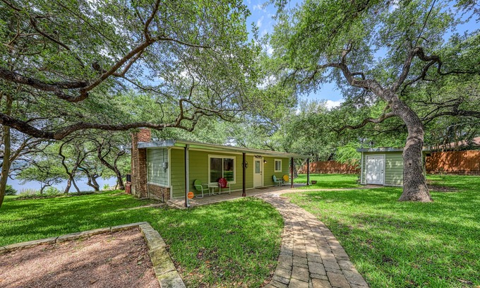 Eagle Ridge Cabin | Beautiful lakefront home with outdoor firepit, patio & netflix streaming